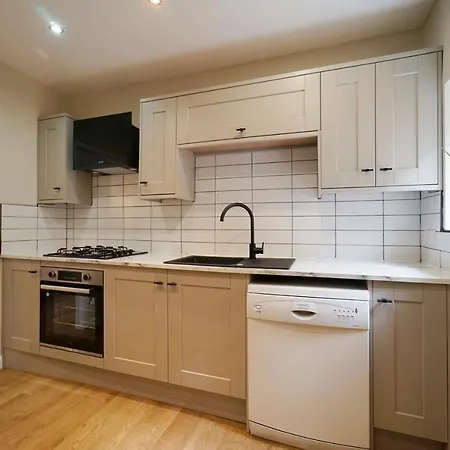 Vakantiehuis Stunning Luxury 3 Bed House With Garden In North