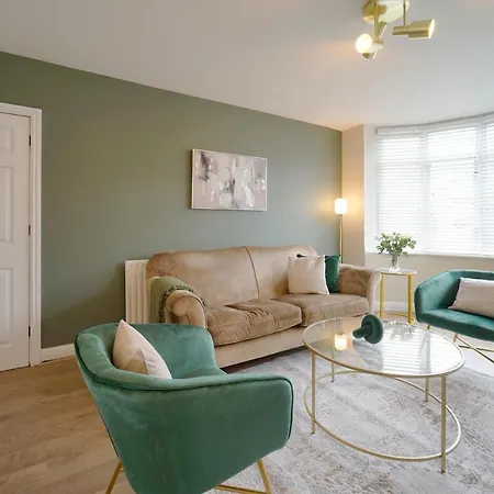 Stunning Luxury 3 Bed House With Garden In North