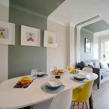 Stunning Luxury 3 Bed House With Garden In North Holiday home Leeds (West Yorkshire)